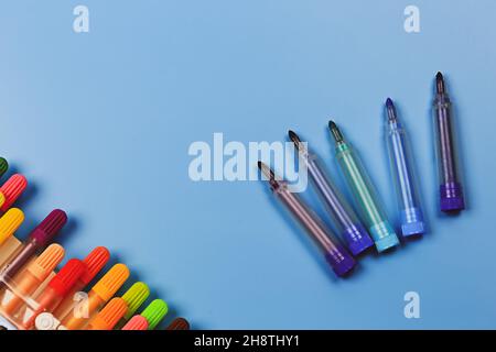 Mehrfarbige Marker in verschiedenen Schattierungen auf blauem Hintergrund. Stockfoto
