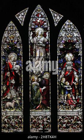 Ein Buntglasfenster von John Hardman, das Ascension, den Guten Hirten und Christus mit Kindern darstellt, St. Michael's Church, Barton, in der Nähe der Pooley Bridge, Stockfoto