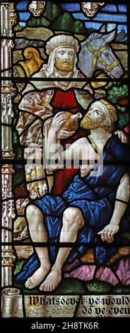 Ein Buntglasfenster von Robert Newbery, das den Good Samaritan, St Mary's Church, Usk, Monmouthshire, darstellt Stockfoto