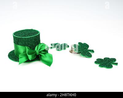 Grüne Kleeblätter oder Kleeblätter, Grüner Hut isoliert auf weißem Hintergrund. St. Patrick's Day Urlaubskonzept. Frühlingshintergrund Stockfoto