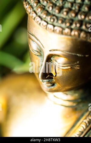 Weinender Buddha von oben Stockfoto