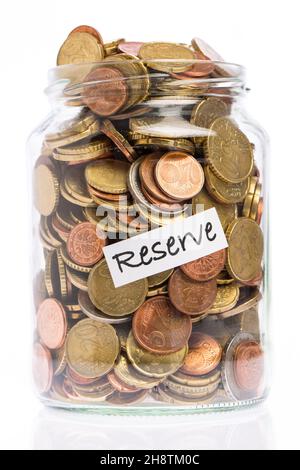 Viele Euro-Münzen in einem Glas als Reserve Stockfoto