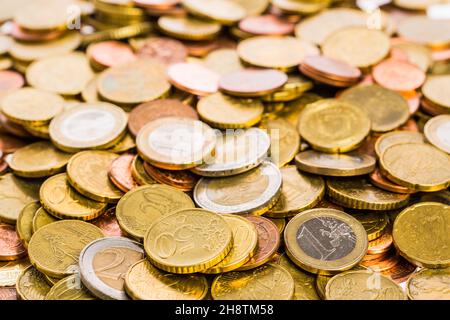 Oberfläche vieler Euro-Münzen Stockfoto