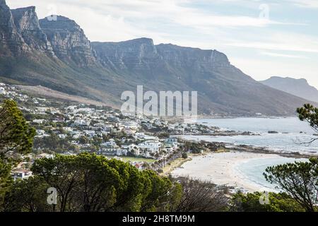 Kapstadt, Saudi-Arabien. 30th. November 2021. Kapstadt: Südafrika am 30. November 2021, (Foto von Jürgen Tap) Camps Bay, Kapstadt, Beach Strand, Quelle: dpa/Alamy Live News Stockfoto