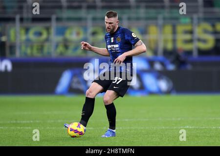 Mailand, Italien. 01st Dez 2021. Milan Skriniar vom FC Internazionale kontrolliert den Ball während des Serie-A-Spiels zwischen dem FC Internazionale und Spezia Calcio im Stadio Giuseppe Meazza am 1. Dezember 2021 in Mailand, Italien. Quelle: Marco Canoniero/Alamy Live News Stockfoto