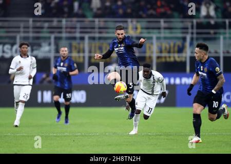 Roberto Gagliardini vom FC Internazionale kontrolliert den Ball während des Serie-A-Spiels zwischen dem FC Internazionale und Spezia Calcio im Stadio Giuseppe Meazza am 1. Dezember 2021 in Mailand, Italien. Stockfoto