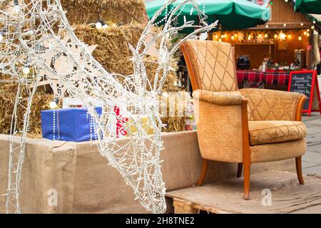 Dekorationen auf dem traditionellen Weihnachtsmarkt mit Beleuchtungsleuchten. Weihnachtsmarkt mit beleuchtenden Hintergrund, Kopierplatz Stockfoto