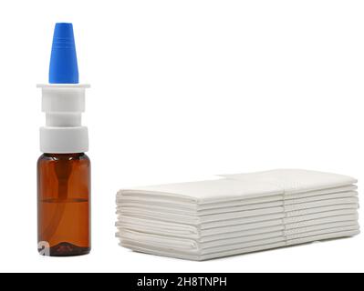 Nasenspray und ein Stapel Papiertaschentücher auf weißem Hintergrund mit Kopierraum Stockfoto