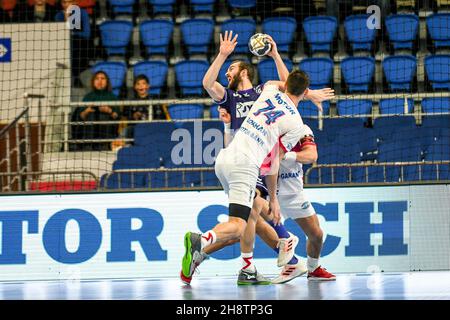 ZAPORIZHZHIA, UKRAINE - 1. DEZEMBER 2021 - Spieler des HC Motor Zaporizhzhia (weißes Kit) und der SG Flensburg-Handewitt (blaues Kit) sind in Aktion zu sehen Stockfoto