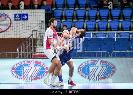 ZAPORIZHZHIA, UKRAINE - 1. DEZEMBER 2021 - Spieler des HC Motor Zaporizhzhia (weißes Kit) und der SG Flensburg-Handewitt (blaues Kit) sind in Aktion zu sehen Stockfoto