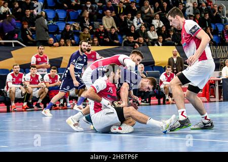 ZAPORIZHZHIA, UKRAINE - 1. DEZEMBER 2021 - Spieler des HC Motor Zaporizhzhia (weißes Kit) und der SG Flensburg-Handewitt (blaues Kit) sind in Aktion zu sehen Stockfoto