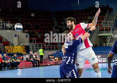 ZAPORIZHZHIA, UKRAINE - 1. DEZEMBER 2021 - Spieler des HC Motor Zaporizhzhia (weißes Kit) und der SG Flensburg-Handewitt (blaues Kit) sind in Aktion zu sehen Stockfoto