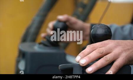 Detaildarstellung des neuen Fahrerhaus-Baggers. Clip. Fahrer des Kranarms. Stockfoto