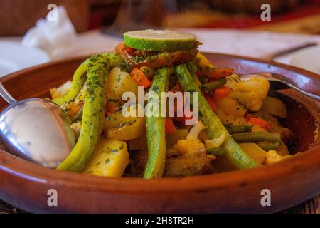 Tajine mit Gemüse. Ein Tajine oder Tagine ist ein nordafrikanisches Gericht, benannt nach dem Steinguttopf, in dem es gekocht wird. Es wird auch Maraq or genannt Stockfoto