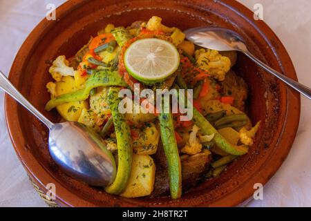 Tajine mit Gemüse. Ein Tajine oder Tagine ist ein nordafrikanisches Gericht, benannt nach dem Steinguttopf, in dem es gekocht wird. Es wird auch Maraq or genannt Stockfoto