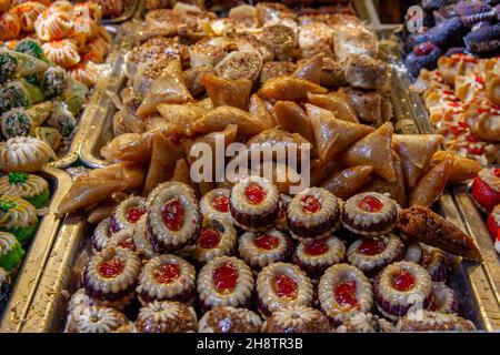 Marokkanische Süßigkeiten und Desserts. Die marokkanische Küche ist berühmt für ihre köstlichen Kekse und Desserts. Es ist ein muss. Eine Vielzahl von schuppigen Backwaren, reiche ca. Stockfoto