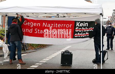 02. Dezember 2021, Baden-Württemberg, Karlsruhe: Vor dem Bundesgerichtshof (BGH) hängt ein Transparent mit der Aufschrift "Gegen Nazi-Terror und Staatsdespotismus - kein Ende in Sicht". Der dritte kriminelle Senat hört einen Fall über den NSU-Komplex. Es geht um die Überprüfung der Verurteilung des mutmaßlichen Komplizen André E. das Oberlandesgericht München hatte ihn 2018 wegen der Unterstützung einer terroristischen Organisation zu zweieinhalb Jahren Gefängnis verurteilt. Sowohl er als auch die Staatsanwaltschaft haben dagegen Berufung eingelegt. E. will Freispruch, die Staatsanwaltschaft hatte eine viel höhere Strafe gefordert. Foto: Stockfoto