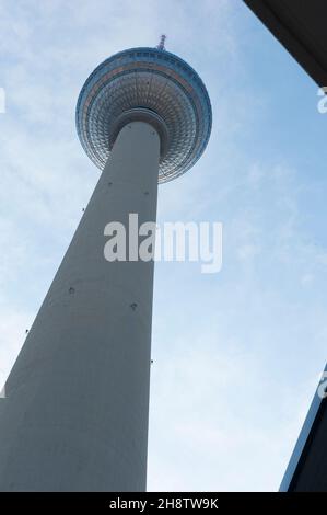 Berlin, Deutschland, der berühmte Fernsehturm am ehemaligen Ost-Berliner Alexanderplatz wurde zum Reiseziel und zog viele Touristen an, die das Restaurant und den Aussichtspunkt besuchten. Sie ist von der ganzen Stadt aus sichtbar und somit ein riesiges Wahrzeichen. Stockfoto