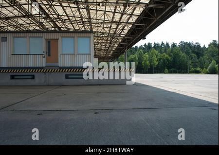 Helmstedt Marienborn, Deutschland. Der ehemalige Grenzbahnhof zwischen West- und Ostdeutschland, der BDR in Richtung DDR/DDR, war Teil des Eisernen Vorhangs zwischen Westeuropa und den Ländern des Warschauer Paktes. Bei der Weiterreise in die DDR/DGR oder weiter Richtung West-Berlin waren hier umfangreiche Steine an Menschen und Fahrzeugen zu sehen. Das IS ist heute ein Museum, das sich der Unterdrückung und Freiheit widmet. Stockfoto