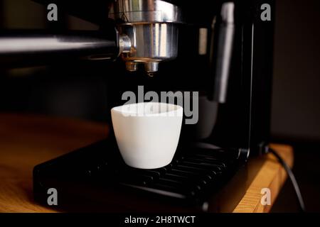 Kaffeemaschine bereit für die Zubereitung Eines Kaffees. Tasse Kaffee wird mit einer Espressomaschine in Einem Café zubereitet. Stockfoto