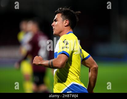 SALERNO, ITALIEN - 30. NOVEMBER: Paulo Dybala von Juventus feiert nach dem Tor sein Eröffnungstreffer, während des Serie-A-Spiels zwischen US Salernitana und Juventus im Stadio Arechi am 30. November 2021 in Salerno, Italien. (Foto nach MB Media Stockfoto
