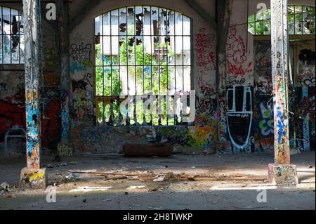 Berlin, Deutschland. Urban & Street Art in einem alten und verlassenen Gebäude der ROHEN Gelande, einer ehemaligen DDR / DDR / DDR aufgegeben Eisenbahn & Eisenbahn-Wartungsfabrik. Stockfoto