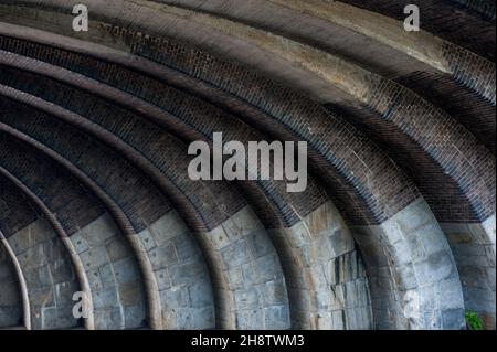 Berlin, Deutschland. Mauerwerk und Ziegelsteine unter einer Eisenbahnbrücke bilden ein konstruktiv gestaltetes Element. Stockfoto