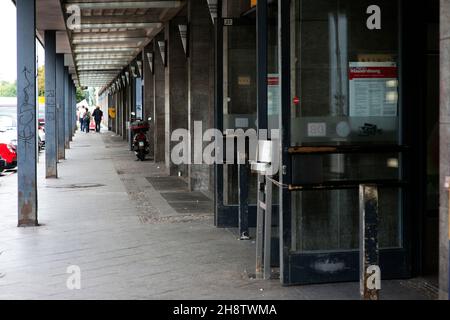 Berlin, Deutschland. Bahnhof Zoo, der Ort, an dem Christiane F und ihre Freunde durch Prostitution Geldfetzen verdienten, um ihre Heroin-sucht schon in jungen Jahren zu finanzieren. Die ganze Geschichte ist in einer Biographie erzählt worden: 'Wir Kinder von Bahnhof Zoo', in der Christiane ihre persönliche Geschichte erzählt. Stockfoto