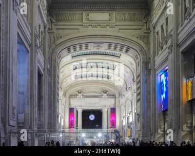 Mailand, Lombardei, Italien. Dezember 2019. Detail der Innenarchitektur des großen Mailänder Hauptbahnhofs. Stockfoto