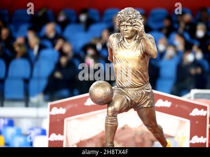 NEAPEL, ITALIEN – NOVEMBER 28: Eine Bronzestatue, die die argentinische Fußballlegende Diego Armando Maradona darstellt, wird auf dem Spielfeld gezeigt, Neapel zollt dem ersten Jahrestag des HID-Todes Tribut, vor dem Serie A-Spiel zwischen SSC Napoli und SS Lazio im Stadio Diego Armando Maradona am 28. November 2021 in Neapel, Italien. (Foto nach MB-Medien) Stockfoto