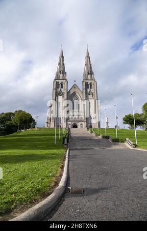 Vertikale Aufnahme der St. Mark's Parish Church in Armagh, Nordirland, Großbritannien Stockfoto