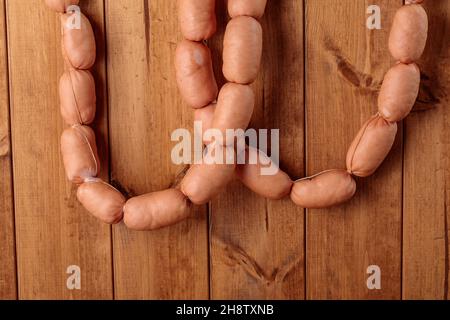 Frisch zubereitete Rohwürste hängen Stockfoto