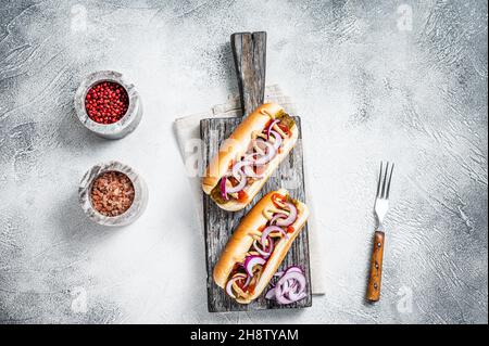 Vegetarischer Hot Dog mit Toppings und fleischloser Wurst. Weißer Hintergrund. Draufsicht Stockfoto