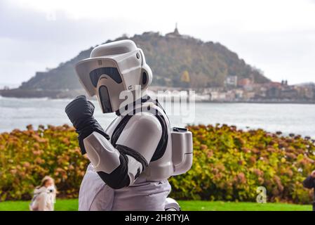 San Sebastian, Spanien - 28. Nov 2021: Star Wars-Charaktere im Palacio Miramar zur Unterstützung des Pink Force Day Stockfoto