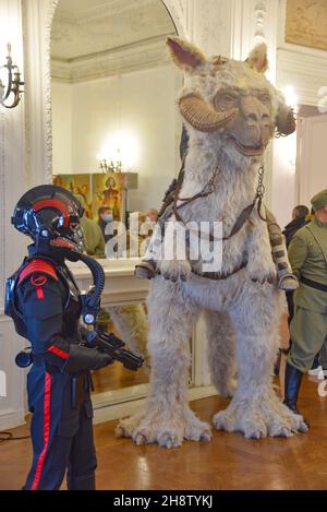 San Sebastian, Spanien - 28. Nov 2021: Star Wars-Charaktere im Palacio Miramar zur Unterstützung des Pink Force Day Stockfoto