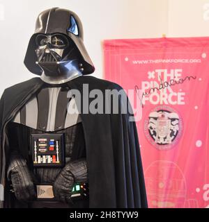 San Sebastian, Spanien - 28. Nov 2021: Star Wars-Charaktere im Palacio Miramar zur Unterstützung des Pink Force Day Stockfoto