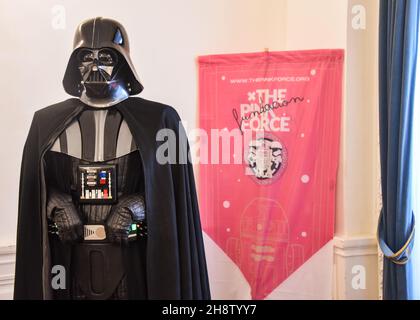 San Sebastian, Spanien - 28. Nov 2021: Star Wars-Charaktere im Palacio Miramar zur Unterstützung des Pink Force Day Stockfoto