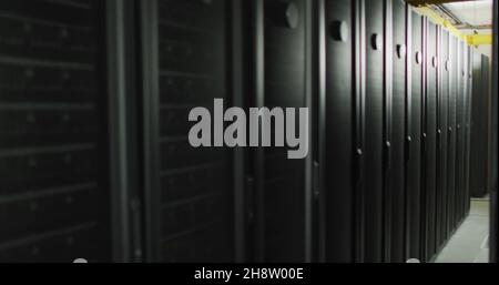 Bild von Social-Media-Text und Symbolen über dem Technikraum mit Computerservern Stockfoto