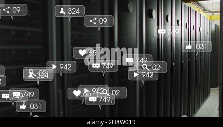 Bild von Social-Media-Text und Symbolen über dem Technikraum mit Computerservern Stockfoto