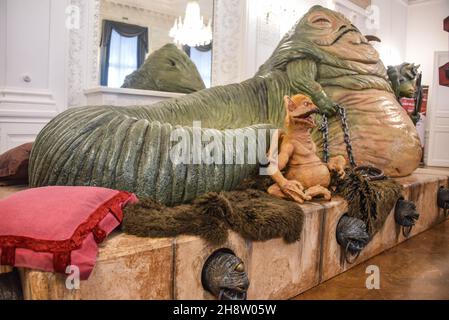 San Sebastian, Spanien - 28. Nov 2021: Star Wars-Charaktere im Palacio Miramar zur Unterstützung des Pink Force Day Stockfoto