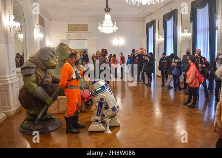 San Sebastian, Spanien - 28. Nov 2021: Star Wars-Charaktere im Palacio Miramar zur Unterstützung des Pink Force Day Stockfoto