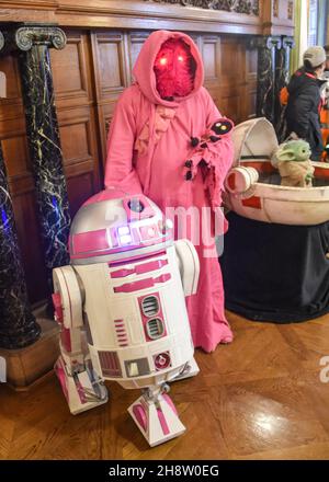 San Sebastian, Spanien - 28. Nov 2021: Star Wars-Charaktere im Palacio Miramar zur Unterstützung des Pink Force Day Stockfoto