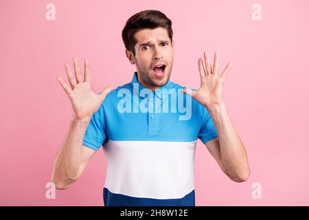 Foto von jungen schweren unzufrieden Mann zeigt Stopp-Zeichen ablehnen tragen blau weiß T-Shirt isoliert auf rosa Hintergrund Stockfoto