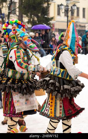 Razlog, Bulgarien - Januar 14, 2017: Die Menschen in den traditionellen Karneval kuker Kostüme in Kukeri festival Starchevata Stockfoto