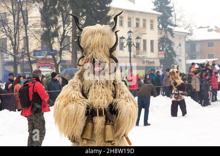 Razlog, Bulgarien - Januar 14, 2017: Die Menschen in den traditionellen Karneval kuker Kostüme in Kukeri festival Starchevata Stockfoto