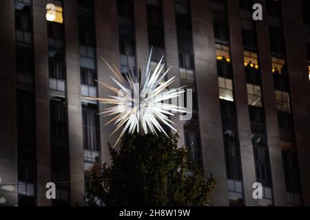 New York City, Usa. 01st Dez 2021. Ein Swarovski-Kristallstern steht auf dem Rockefeller Weihnachtsbaum am Rockefeller Plaza in New York City. Kredit: SOPA Images Limited/Alamy Live Nachrichten Stockfoto