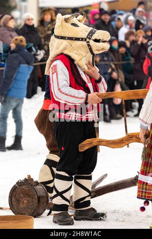 Razlog, Bulgarien - Januar 14, 2017: Die Menschen in den traditionellen Karneval kuker Kostüme in Kukeri festival Starchevata Stockfoto