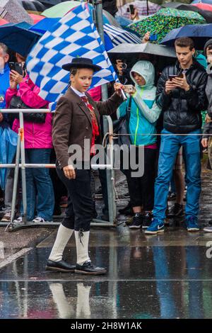 MÜNCHEN, DEUTSCHLAND - 17. SEPTEMBER 2016: Teilnehmer der jährlichen Eröffnungsparade des Oktoberfestes in München. Stockfoto