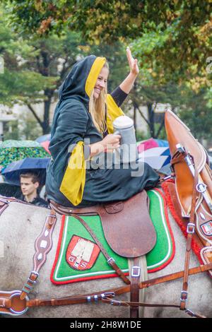 MÜNCHEN, DEUTSCHLAND - 17. SEPTEMBER 2016: Teilnehmer der jährlichen Eröffnungsparade des Oktoberfestes in München. Stockfoto