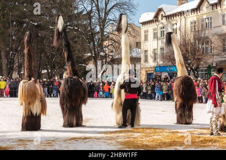 Razlog, Bulgarien - Januar 14, 2017: Die Menschen in den traditionellen Karneval kuker Kostüme in Kukeri festival Starchevata Stockfoto